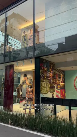 Cafezinho e moda que não ama essa combinação? ☕️ファッションとカフェ、最高の組み合わせじゃない？💅✨ Vivienne Westwood acaba de abrir seu primeiro café no Japão 🇯🇵☕️ Entre o azul vibrante das paredes e o relógio que gira ao contrário, o Vivienne Westwood Café em Aoyama é uma viagem direta a Londres 👑💋 Que tal ir bater perna por aoyama e tomar um cafezinho fashion ? ヴィヴィアン・ウエストウッドがついに日本で初のカフェをオープン🇯🇵👑 鮮やかなブルーの壁と、逆回転する時計。 青山の「Vivienne Westwood Café」は、まるでロンドンに瞬間移動したような気分に💋 おしゃれな青山をお散歩しながら、 ファッショナブルなカフェタイムを楽しんでみては？☕️💖 #VivienneWestwood #VivienneWestwoodCafe #Aoyama #TokyoCafe  #creatorsearchinsights 