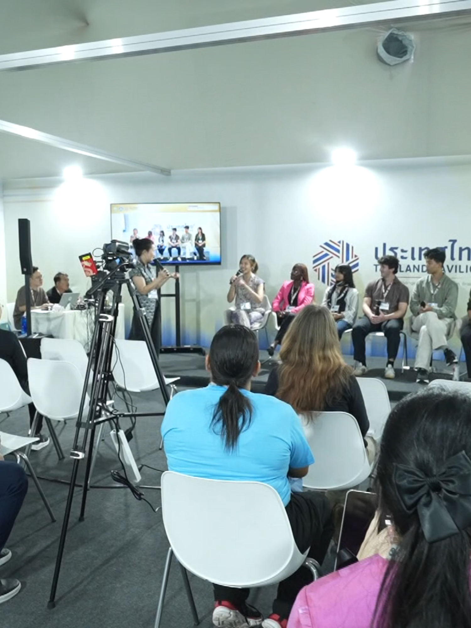 Thailand Pavilion 🇹🇭 @COP30 | 12 พฤศจิกายน 2568  . บรรยากาศเวทีแห่งการแลกเปลี่ยนองค์ความรู้และแรงบันดาลใจจากผู้ทรงคุณวุฒิในหลากหลายสาขา  ร่วมพูดคุยถึงแนวทางการออกแบบเมืองและสถาปัตยกรรมที่ยืดหยุ่นต่อการเปลี่ยนแปลงสภาพภูมิอากาศ การยกระดับจากคำมั่นสัญญาสู่การลงมือทำจริง ภายใต้ปฏิญญาว่าด้วยสิทธิด้านสิ่งแวดล้อมของอาเซียน  พร้อมส่งต่อพลังเยาวชนในฐานะกระบอกเสียงสำคัญด้านการรณรงค์เรื่องสภาพภูมิอากาศ และปิดท้ายด้วยวิดีทัศน์จากเยาวชนไทย ถ่ายทอดแรงบันดาลใจในการพัฒนาชุมชนอย่างยั่งยืน เพื่อสร้างการเปลี่ยนแปลงเชิงบวกให้สังคมไทย ✨   . . . #ThailandPavilion #COP30 