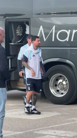 🇦🇷⚽️ LLEGADA DE LEO MESSI AL ESTADIO DEL ELCHE PARA EL ENTRENAMIENTO DE ARGENTINA La Albiceleste realiza un entrenamiento a puertas abiertas en España  #DeportesEnTikTok #tiktokfootballacademy #messi 