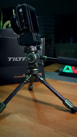 Il nuovo cavalletto Tilta Tabletop Carbon Fiber è una vera chicca: leggerissimo, compatto e super stabile grazie alla struttura in fibra di carbonio. L’head fluido permette movimenti morbidi e precisi, perfetto per video o timelapse. Si apre in un attimo e lo puoi portare ovunque — pratico, veloce e geniale! Per vedere tutti i dettagli vai nel mio link in bio o nel mio shop. @Tilta @Tilta_Global  #Tilta#CarbonFiberTripod#VideoMaker#TiltaGear#CameraSetup