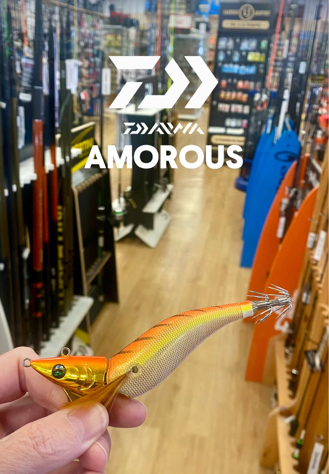 ***🔥 Daiwa Emeraldas Amorous 🔥*** Turlutte articulée pour la pêche des céphalopodes depuis la côte.  La tête du leurre possède deux attaches pour faire varier la nage en fonction des conditions de pêches. Sur l'anneau placé en tête l'action de verticale et le jeu de l'articulation sont au maximum afin de pouvoir pêcher une colonne d'eau lentement et provoquer une attaque par des mouvements même minimalistes. Sur l'anneau du dessus il est possible d'imprimer une action de glissements latéraux (