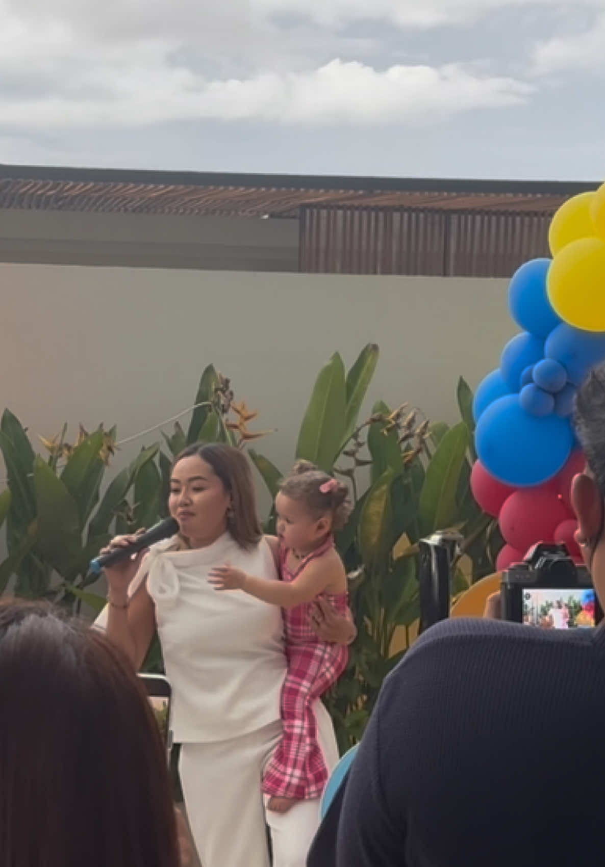 Yang ulang tahun malah diem di pojokan tangga. The real introvert piye too kimmm wkkwkw @Kimberly and briella 