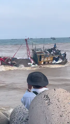 Cửa Biển chiều Gió săn#cuocsongthuongngay #tàuthuyền #cảnglagibinhthuan #tàucá  @Óc 3979  @Óc 3979  @Óc 3979 