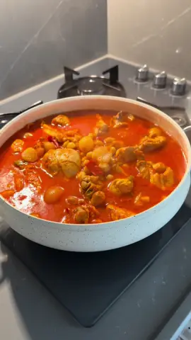 Tavuklu  Nohut Yemeği ❤️🌷Tarif ekli👇 1 adet bütün erpiliç tavuk Reklam 2 su bardağı haşlanmış nohut  1 adet yeşil biber 1 adet kırmızı biber  1 adet büyük boy soğan veya arpacık soğan Yarım çay bardağı sıvıyağ  1 yemek kaşığı salça 1 çay kaşığı kırmızı biber tuz 4 su bardağı su  Hazırlık  Tavuğu parçalara ayıralım. Sıvıyağda kızartalım, ayrı bir tabağa alalım. Soğanı biberleri kavuralım.  Salçayı ilave edelim kavuralım. Üzerine tavukları ilave edelim , nohutu ilave edelim ,suyunu ekleyip kapağı kapalı pişirelim. Afiyetle Not tavuğun yarısını kullandım. Kalan yarısını çorba ve pilavda kullandım.