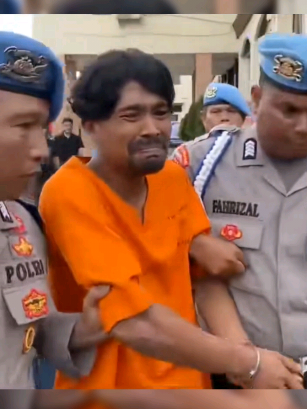 LHOKSEUMAWE – Seorang warga Gampong Alue Lim, Kecamatan Blang Mangat, Kota Lhokseumawe, bernama Muhammad Nasir, dilaporkan mengalami insiden tragis di depan rumahnya pada Senin dini hari, 10 November 2025. Berdasarkan informasi dari AJNN, kejadian berlangsung sekitar pukul 00.03 WIB. Saat itu, korban dikabarkan dipanggil oleh seseorang. Tak lama setelah keluar dari rumah, terdengar suara keras dari arah luar. Orang yang diduga terlibat kemudian langsung meninggalkan lokasi,kabar nya pelaku mengaku bahwa dia tidak berniat untuk dor sebuah korban., nahh ketika dia dikawal oleh kepolisian tempat,ada sebuah  peringatan entah kode, yaitu Hop hop hop, agar pelaku diam, dan pelaku tersebut seolah diam dan menahan tangis #updatehariini#beritaterbaru #infoterkini #kejadiansubuh #viralaceh