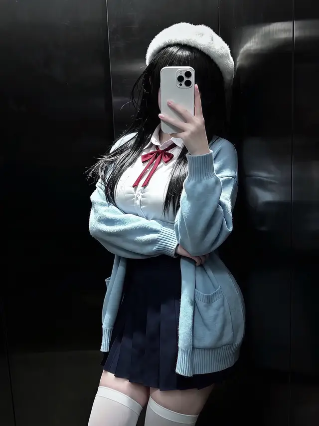 Một người cứ mãi sống trong hàng ngàn, hàng vạn lý do 一个人总是活在成千上万个理由里 yí gè rén zǒng shì huó zài chéng qiān shàng wàn gè lǐ yóu lǐ Chẳng lẽ hoa tàn mới thấy được rằng muộn màng 难道非要花谢了，才懂得已经太晚了吗 nán dào fēi yào huā xiè le, cái dǒng dé yǐ jīng tài wǎn le ma Ngày bông hoa kia sắp phai, chẳng còn ai sẽ nhớ ai 当那朵花将要凋谢时，已经没有人再想念谁 dāng nà duǒ huā jiāng yào diāo xiè shí, yǐ jīng méi yǒu rén zài xiǎng niàn shuí Hoa héo trong lòng, quên mất nhau rồi phải không 花在心里枯萎了，是不是也忘了彼此 huā zài xīn lǐ kū wěi le, shì bú shì yě wàng le bǐ cǐ Có một người vẫn đứng đó vẫn yêu anh không đắn đo 有一个人还在那里，依然无悔地爱着你 yǒu yí gè rén hái zài nà lǐ, yī rán wú huǐ de ài zhe nǐ Vẫn thương anh vẫn lo lo cho anh những khi nắng gió 还是心疼你，替你担忧在风里雨中 hái shì xīn téng nǐ, tì nǐ dān yōu zài fēng lǐ yǔ zhōng Chính anh giờ đây đã khác lỡ gieo lên bao phũ phàng 如今的你已不同，撒下多少无情的伤 rú jīn de nǐ yǐ bù tóng, sǎ xià duō shǎo wú qíng de shāng Để yêu thương nay dở dang lòng này buồn miên man 让这份爱变成遗憾，心中满是凄凉 ràng zhè fèn ài biàn chéng yí hàn, xīn zhōng mǎn shì qī liáng