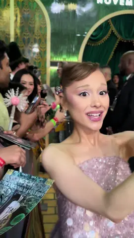 JUST MET OOMF 😭 I LOVE YOU SM ARIANA @arianagrande  #wicked #singapore #arianagrande #wickedforgood premiere at universal singapore 