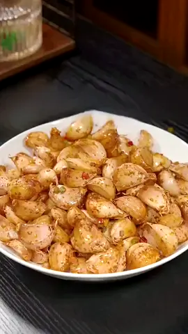 ใส่กระเทียมสดลงในกระทะแล้วผัด ทันทีที่มันออกมาจากกระทะ มันเป็นอาหารซิกเนเจอร์ของโรงแรมระดับห้าดาว ซึ่งอร่อยยิ่งกว่าปลาและเนื้อสัตว์ตัวใหญ่ #ทําอาหารที่บ้าน #วิธีใหม่ในการกินกระเทียม