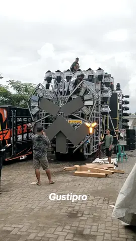 MAHAMERU MODE BERPASANGAN PAKAI 2 TRUK KARNAVAL GONDANGLEGI  @mahameru_original @qimaxxx_videotronbalap @ifanraffanlightinglmj  #karnavalgondanglegi #mahameruaudio #soundviral #soundhoreg #pesonagondanglegi 