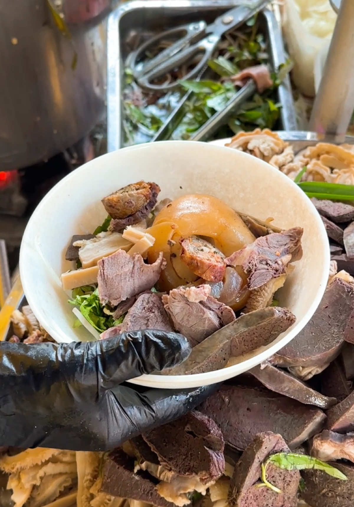 Cháo giò bò mix nạm lòng bò thập cẩm – combo “đỉnh chóp” đang rần rần tại Cháo Bò 99 🐮🔥 Giò mềm, nạm béo, lòng dai giòn, chan cùng cháo nóng mịn, thơm lừng vừa đưa muỗng là thấy thương liền 😋 Rủ ngay team bạn thân nói chuyện không hết chuyện, team ăn cay tâm hồn bùng vị, hay team chill cuối ngày kiếm chỗ ấm lòng ghé trải nghiệm liền – vì ngon kiểu này chỉ cần thử một lần là nhớ mãi 💛 Cháo Bò 99 – nơi mấy team “ăn là vui, gặp là thương” ghé mỗi ngày không chán 🫶 #chaobo99 #ancungtiktok #LearnOnTikTok #xuhuongtiktok #riviewanngon 