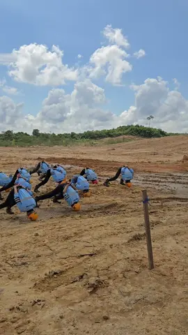 kalo sudah jadi Operator, jgn pernah Sombong ya anak2 ku 😁 . . . . . . . . . . . #calonoperatormuda #anaktambang #tambangbatubarakalimantan #fgdptambang #siswatrainingtambang 
