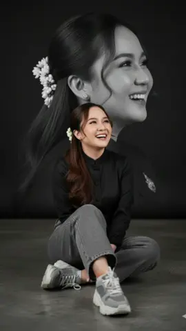 ชอบภาพแนวนี้มากๆบันทึกไว้สวยแค่ภาพก็พอ😊🤣🤣🤣 Prompt : Edit foto ini tanpa ubah wajah menjadi Potret artistik, perempuan sedang duduk dengan elegan di lantai mengenakan atasan hitam modern dan celana jeans abu abu soft longgar, serta sepatu sneakers tebal abu abu putih. Rambut cokelat susu panjang sepinggang bergelombang, setengah rambutnya di kepang, ekspresi wajah ketawa sambil melihat ke atas. Bagian belakang komposisi bergaya artistik monochrome (hitam putih) menampilkan potret lembut close-up wajah yang sama dari sisi samping, dengan pencahayaan lembut dan kesan dramatis.#aiสร้างภาพ #aigooglegemini #แจกpromptฟรี #ตามกระแส #เธรด 