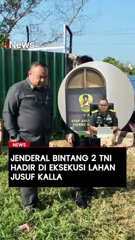 Sengketa lahan 16,4 hektare milik PT Hadji Kalla kembali jadi sorotan setelah seorang Mayjen TNI Achmad Adipati Karna Widjaja, Staf Khusus KSAD, terlihat di lokasi eksekusi lahan dan videonya viral. Kadispenad Kolonel Inf Donny Pramono membenarkan kehadirannya dan menyebut TNI AD sedang menelusuri tujuan keberadaannya, memastikan tidak ada pelanggaran etika, netralitas, atau kepentingan pribadi. TNI AD meminta publik menunggu klarifikasi resmi agar tidak muncul persepsi keliru.  #SengketaLahan #JusufKalla #TNIAD #ViralMakassar #MafiaTanah 