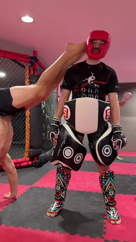 Don't worry, he is wearing protection. 🤝 ______________________________ #finishingmoves #mma #muaythai #bjj #york 