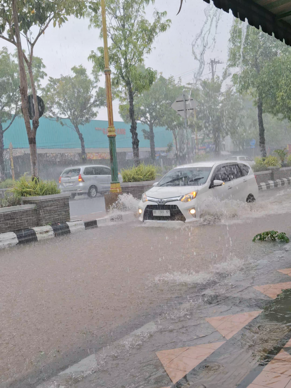 hati hati yg di jalan.. #klaten24jam #hujan #banjir 