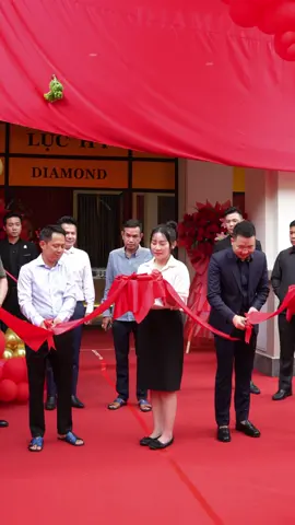 Thật vinh dự khi được Ngài Đại Tướng Hun Kim Cheat thăm dự và cắt băng khai trương cơ sở Phnom Pênh của Lục Hỷ Luxury tại Combodia , chi nhánh 2 tại nước láng giềng #lục_hỷ_luxury #lục_hỷ_gold #thaoga77 