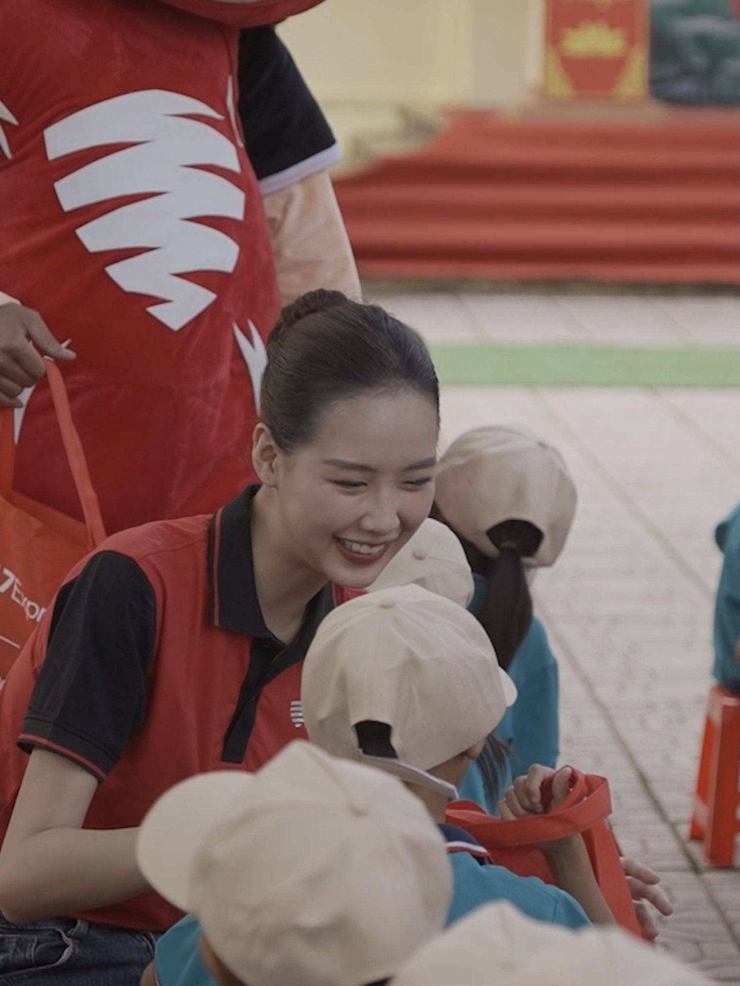 Miss World Việt Nam - Bảo Ngọc đồng hành cùng dự án thiện nguyện “Giao nắng, chuyển yêu thương” do 247Express khởi xướng giúp đỡ các em học sinh khó khăn ở tỉnh Quảng Ninh. #247Express #giaonangchuyenyeuthuong