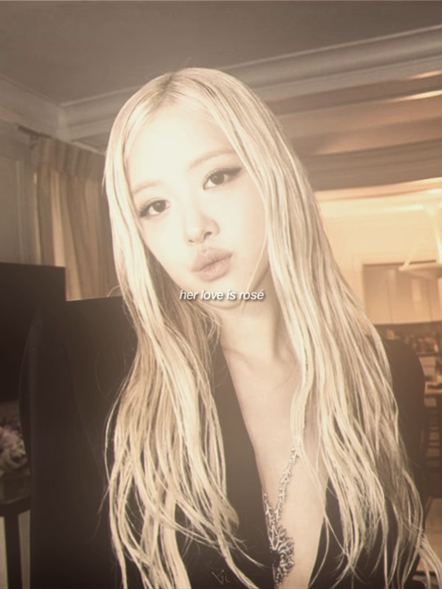 : 水晶很脆弱,夕阳很快就会褪色。人 心难测,相聚又分崩离析! - Pha lê dễ vỡ, hoàng hôn chóng tàn. Lòng người khó đoán, hợp lại rồi tan! 