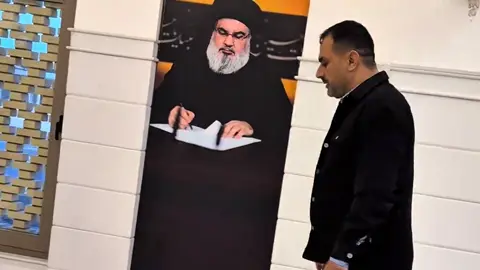 السيد ولاء كاظم الجيزاني وبعد فوزه بنتائج لانتخابات رسميا نائب عن ابطال الحشد يزور سيدي إمولاي امير المؤمنين علي ابن ابي طالب عليه السلام يجدد له العهد والولاء ويزور الشهداء