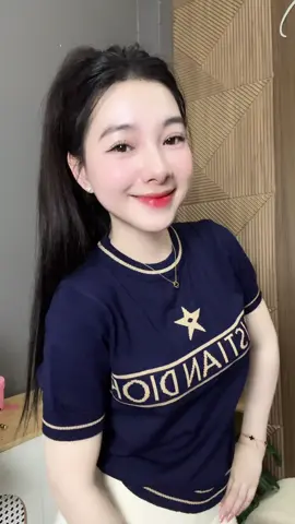 Chỉ muốn khoe mới mua được cái áo với chân váy quá xịn🤭 #nguyenhuenhuy 