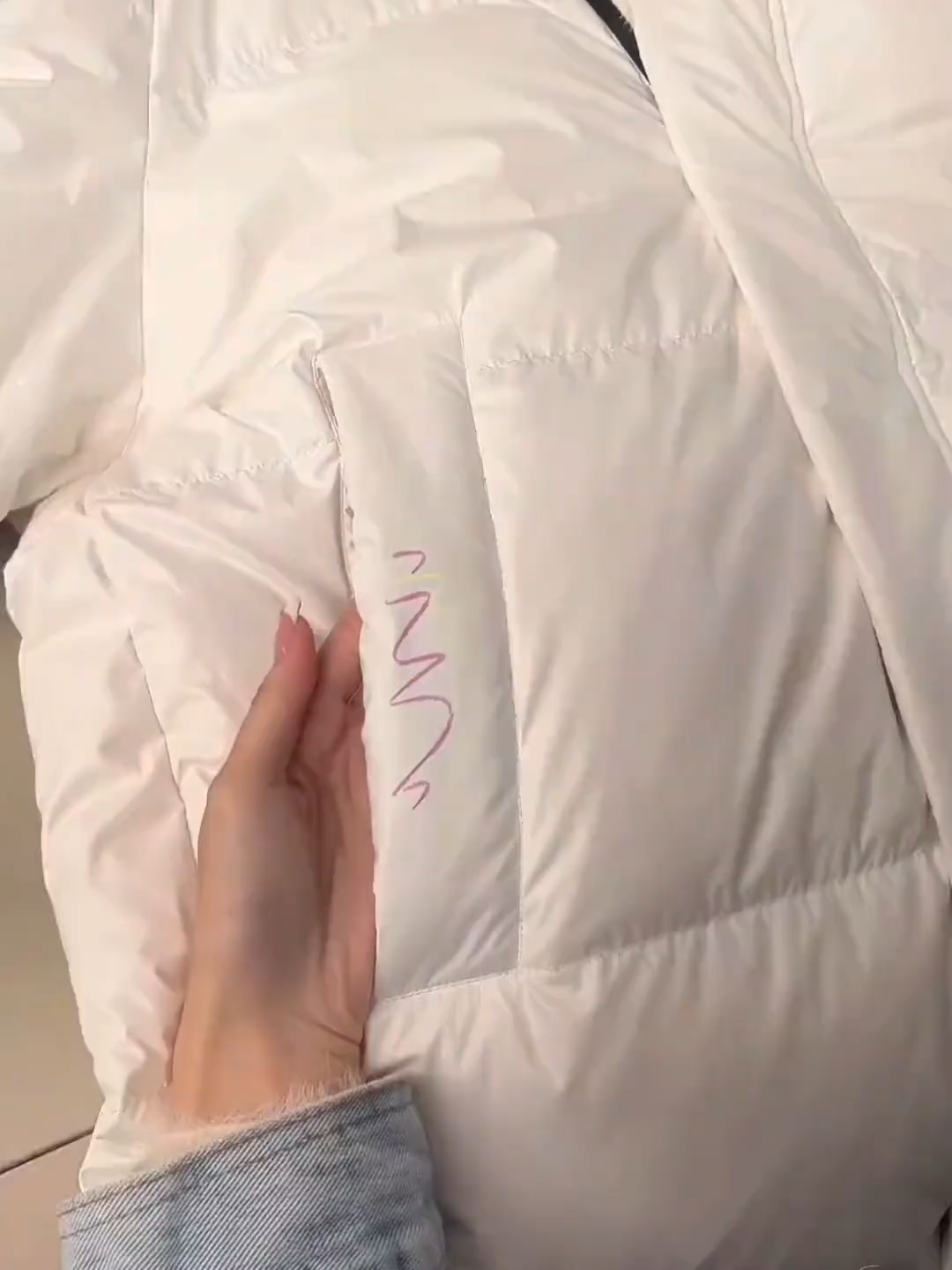 冬天到了，羽绒服清洁是一个大问题，快来试试这个#羽绒服清洁湿巾 吧#污渍轻松去除 #去污渍 #冬季必备