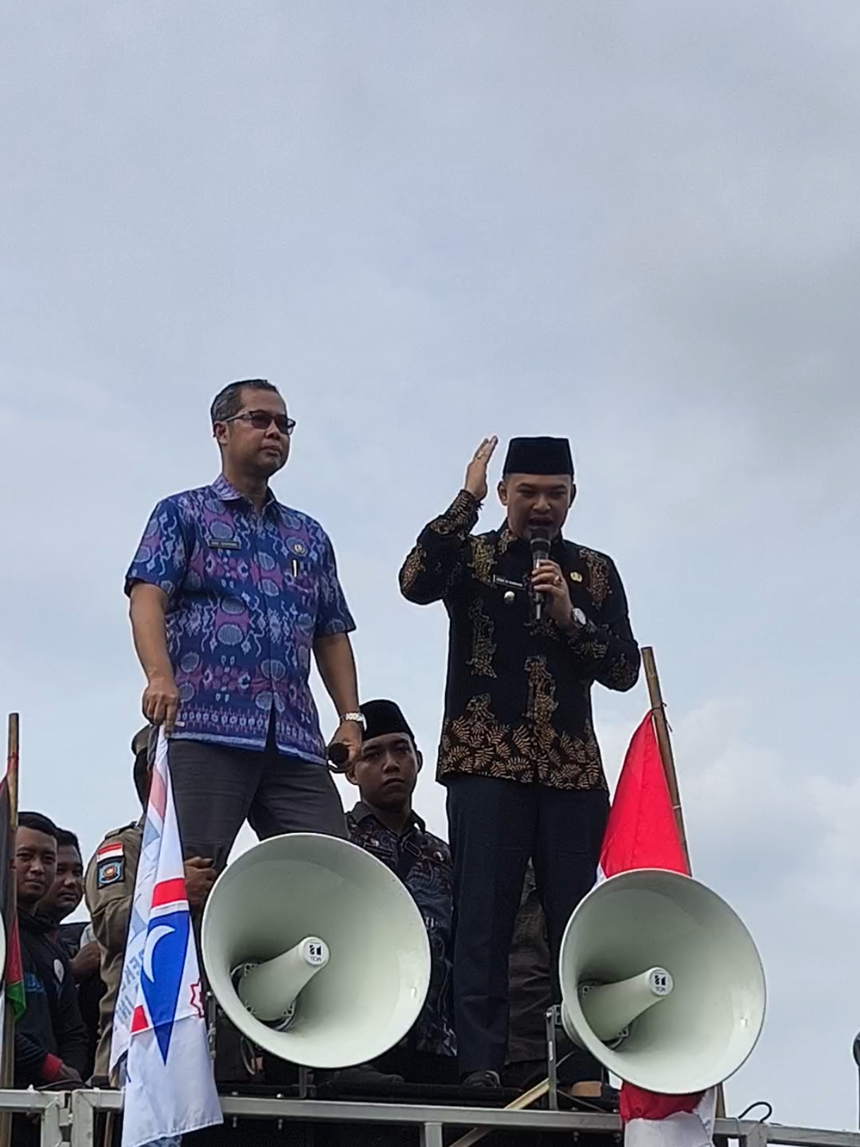 Kadis K2UKM memberikan janji kepada buruh majalengka usai diberi perintah langsung oleh Wakil Bupati Kabupaten Majalengka. #aksi #demo #fspmi #majalengka #fyp 