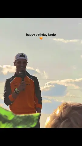 happy birthday to my favourite driver 🧡🎂 (a video i took of him singing hbd to someone at silverstone this year) #landonorris #ln4 #formula1 #lando #fyp 