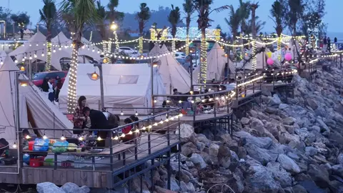 Cùng đám bạn quây quần quanh bếp nướng bbq, chill chill săn hoàng hôn trên biển 🏕️🌅 #CampingHonDau #solcamping #đồsơn #HonDauResort #villaĐồSơn 