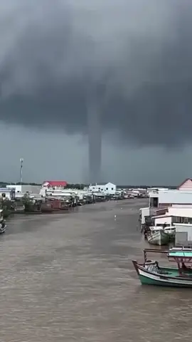 Lốc xoáy bất ngờ xuất hiện ở CÀ MAU chiều nay 13-11