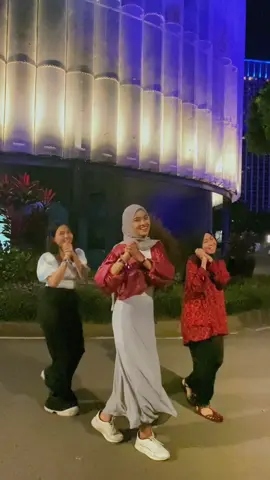 sapaaa yg kangen sm trio minang ini? wkwk dah lama ga ngonten bertiga ya, btw ini draft februari abis nonton konser sonuuu ahahah😭🤣💃 @Dyah Dini @eLhadhela✨ #merediljigarseguzrihai #soldier #preityzinta #bollywoodsong #indiadance 