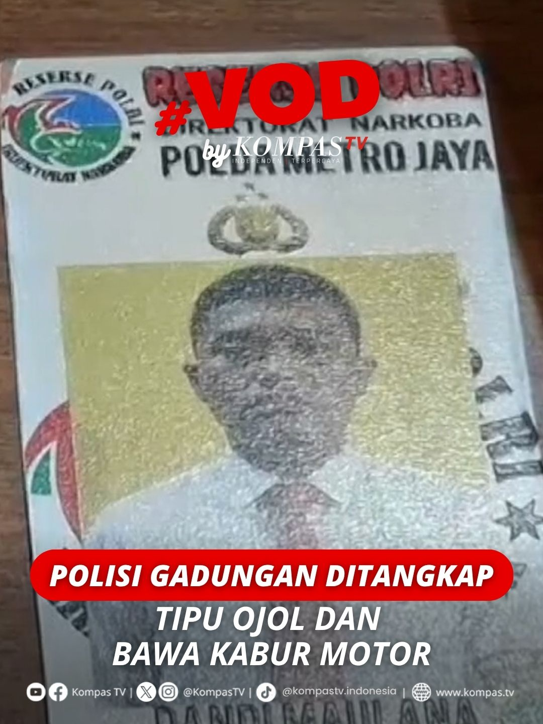 Seorang residivis kasus penggelapan mobil kembali berulah di Jakarta Utara. Pelaku ditangkap Tim Reskrim Polsek Penjaringan setelah mengaku sebagai polisi dan membawa kabur motor serta ponsel milik pengemudi ojek online (13/11). Dengan menunjukkan kartu identitas polisi palsu dan senjata api mainan, pelaku berpura-pura sebagai anggota Reskrim Polsek Tambora. Dari hasil penyelidikan, pelaku mengaku sudah empat kali melakukan aksinya dengan modus serupa di wilayah Penjaringan. Bagaimana pendapatmu? Simak video selengkapnya dan dapatkan berita terkini lainnya di www.kompas.tv serta youtube.com/kompastv #VODKompasTV