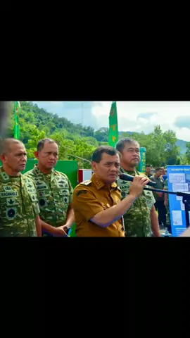 Resmikan Pompa Hidram di Banyumas, Ahmad Luthfi Apresiasi Kontribusi TNI AD bagi Petani Jateng BANYUMAS - Gubernur Jawa Tengah Ahmad Luthfi mengapresiasi kontribusi TNI dalam mempercepat terwujudnya Asta Cita Presiden, khususnya di bidang ketahanan pangan di Jawa Tengah.  Pernyataan tersebut disampaikan saat mendampingi Kepala Staf TNI Angkatan Darat (KSAD) Jenderal Maruli Simanjuntak meresmikan Pompa Hidraulic Ram (Hidram) TNI Manunggal Air Pertanian di Desa Tambaknegara, Kecamatan Rawalo, Kabupaten Banyumas, Kamis pagi, 13 November 2025. Ahmad Luthfi mengatakan, peran TNI AD dalam penyediaan air irigasi dan air bersih telah memberi dampak nyata bagi masyarakat pedesaan. “Saya menyampaikan terima kasih kepada seluruh jajaran TNI yang telah memberikan kontribusi besar dalam rangka swasembada pangan. Air ini sangat penting, karena Jawa Tengah merupakan lumbung pangan nasional. Ini bagian penting dalam mendukung kebijakan pemerintah pusat,” ujar Ahmad Luthfi. Dijelaskan, Pemprov Jateng telah menindaklanjuti program ini bersama jajaran teritorial, mulai dari Kodim hingga Koramil, agar pelaksanaan di lapangan semakin kuat. “Momen ini sangat luar biasa bagi kami. Ini memperkuat sinergi antara seluruh kabupaten/kota dengan TNI,” tegasnya. Menurut Gubernur, manfaatnya dari pompa hidraulic ram ini akan terasa maksimal saat musim kemarau. Lantaran saat ini  sedang musim hujan, dampak program pompa hidram belum tampak sepenuhnya. Sementara itu, Jenderal Maruli menyampaikan rasa syukur program pengairan di Rawalo dapat selesai dengan baik. “Sampai sekarang sudah ada 1.004 hektare yang dapat diairi, sehingga para petani bisa tanam dua kali bahkan tiga kali dalam setahun,” kata Maruli.  Ia mengungkapkan, program ini akan terus diperluas di Jawa Tengah. Menurutnya, dukungan dari Gubernur, Kementerian Pertanian, Kementerian PUPR, hingga instansi terkait lainnya akan semakin mempercepat pencapaian target. “Mudah-mudahan program-program Presiden untuk ketahanan pangan, terutama yang tadah hujan, bisa berjalan selaras,” ujarnya. KSAD juga menyoroti dampak besar program air bersih bagi kesejahteraan masyarakat. Sejak 2022, TNI AD telah membangun hampir 80 titik air bersih di Banyumas, serta membantu ratusan rumah dalam program RTLH. “Perubahan dari program ini luar biasa, dan di luar program pemerintah daerah. Saya berharap Banyumas bisa menjadi contoh,” tambahnya. Penanggung jawab program, Mayor CPN Yohanes Tito, menjelaskan, sistem pompa hidram dibangun berdasarkan survei teknis yang menunjukkan potensi besar Bendungan Gerak Serayu, yang memiliki debit air 21.000 liter per detik. Air dialirkan melalui sodetan menggunakan pipa berdiameter 24 dan 25 inci menuju bak utama berukuran 10×4×2 meter. Sebanyak 44 unit pompa hidram yang dipasang, menghasilkan total debit 109,72 liter per detik. Debit tersebut mampu mengairi 717 hektare sawah tadah hujan di tiga desa, yakni Pesawahan, Sidamulih, dan Tipar.  Tito menegaskan, seluruh sistem bekerja tanpa energi listrik, sehingga tidak menambah beban biaya masyarakat. Sinergi Pemprov Jateng dan TNI AD dalam upaya memperluas akses air irigasi, diproyeksikan terus berkembang dalam beberapa tahun ke depan. Hal itu bertujuan mendukung tercapainya agenda ketahanan pangan nasional, sekaligus memperkuat kesejahteraan petani desa.  Usai peresmian pompa hidram, Gubernur Ahmad Luthfi didapuk menjadi narasumber dalam Apel Komandan Satuan Komando Kewilayahan (Dansatkowil) Terpusat Tahun 2025. 