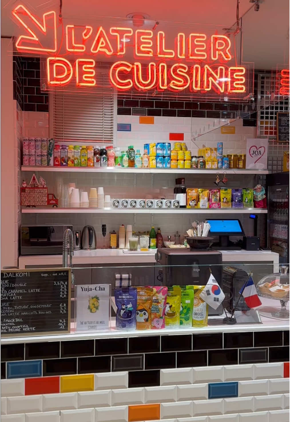 Nouveau ! Venez faire une pause gourmande au café Joa, et profitez-en pour décourvir notre épicerie coréenne ! 3ème étage #bhv #joa #café #épicerie #fyp #pourtoi 