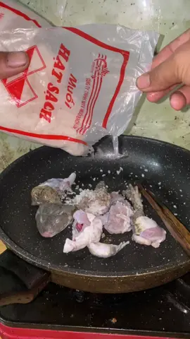 Vợ em nói thèm ếch rang muối. Không biết em cho từng đây muối đã đủ chưa? #tuanfood #xuhuong 