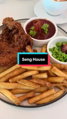 A classic with a twist — this café at Tanjong Katong serves nostalgic Hainanese pork chop in a chill, modern space. Old-school flavours, café vibes. Worth the try? #SengHouse #TanjongKatongEats #HainanesePorkChop #SingaporeCafe #starklypositive 