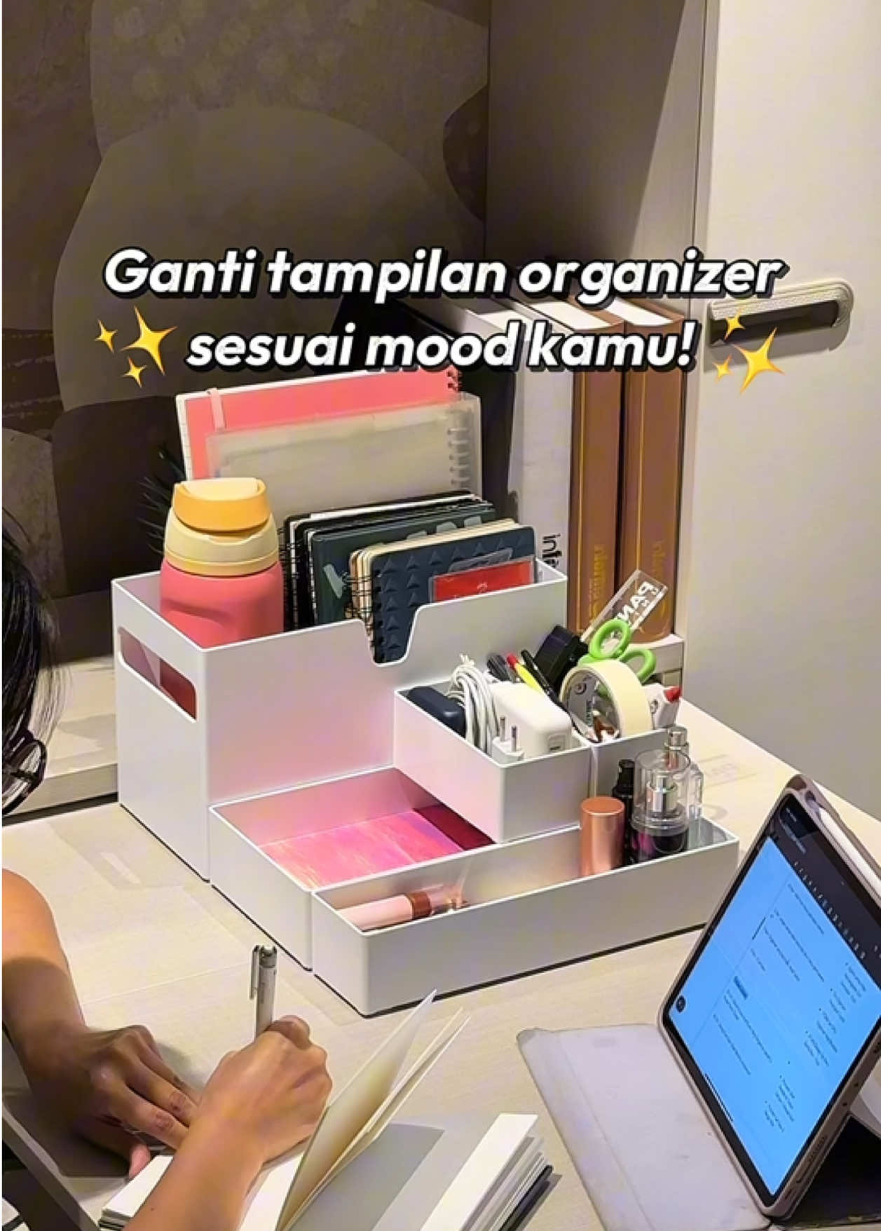 Seru deh punya organize yang bisa diatur sesuai mood kita. Tetap fun, rapi dan tentunya ter-organize! Organizernya pakai ✨STORA Organizer Meja Modular✨ 🛒Checkout desk organizer-nya di link bio no. 183 ya🧡💙 #ruparupa #OmniChannel #OrganizingASMR #OrganizeMyDesk #TempatPenyimpananSerbagunaLaci