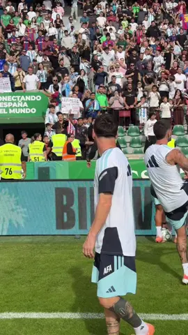 البولغا يحيي جماهير ملعب إلتشي 🔥 #ليونيل_ميسي #الارجنتين #ميسي 