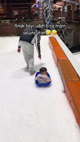 Kirain takut ternyata malah ketagihan🤣🤣 #transsnowworld #mainsalju #fyp 