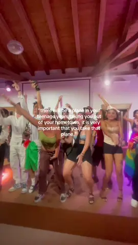 take that plane #uwc #studyabroad #paratii #vienna 