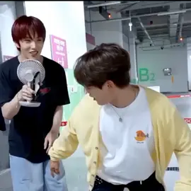 jadi pas pra rekaman di musik show, kaki jie sempet terkilir trus minho inisiatif gendong jisung sampe ke mobil🥺🥺 #minho #jisung 