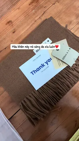 Khăn len quàng cổ mùa đông, bà nào sắp đi Hà Giang, Tà Xùa, Sapa thì nên sắm em nó ngay thui ạ. Em quay cam thường mà cỡ đó ạ #quatang #khan #khanquangco #dulich #giangsinh 