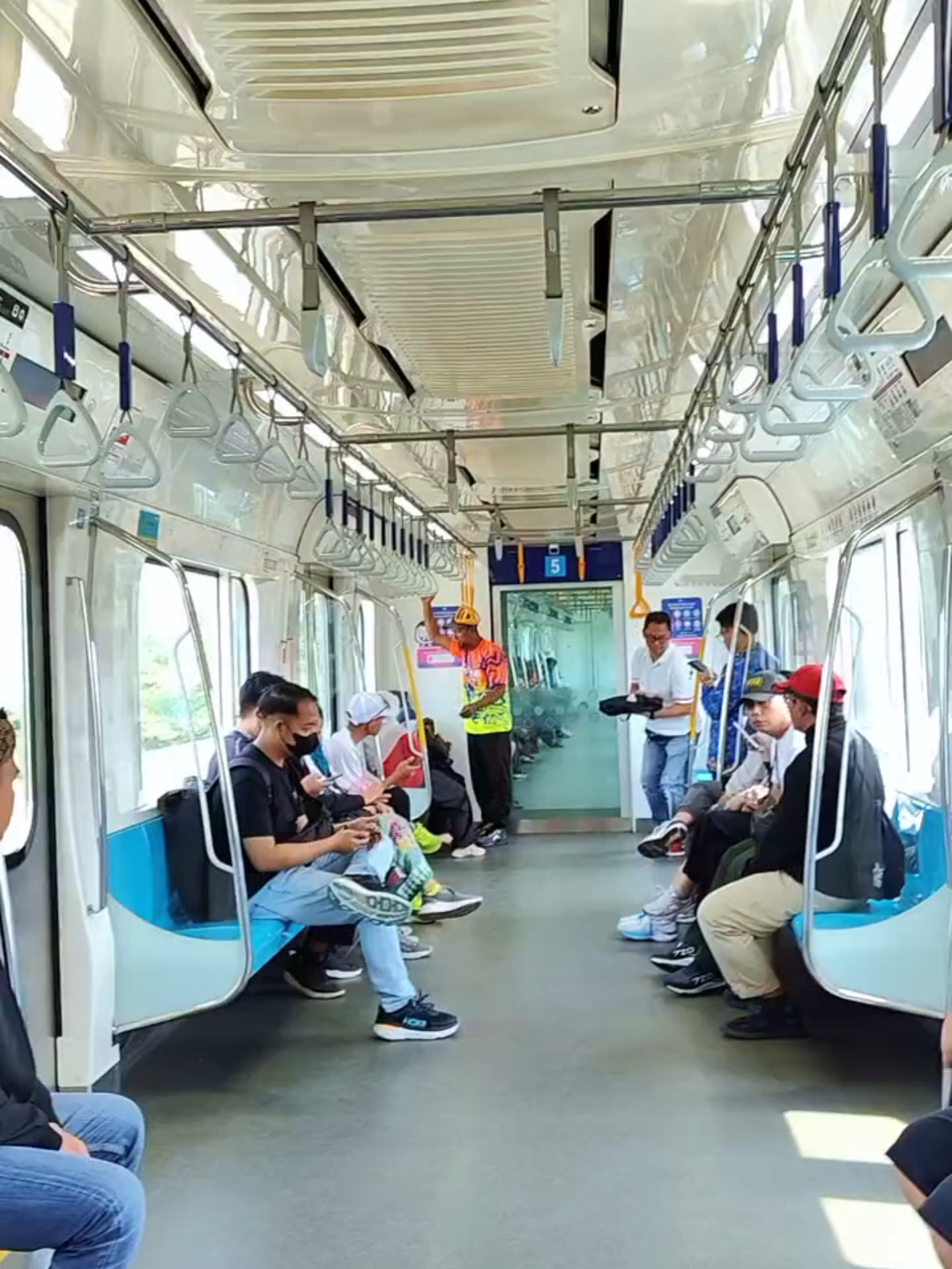 videonya di izinkan untuk kalian gunakan kembali , jangan sungkan berkreasi 🙏😄 vibes di dalam MRT dan suasananya setelah kluar kreta MRT  , selamat menikmati view seadanya aja yaa #fyp #viral #estetik #trending #tiktoktravel #JalanJalan #jakarta