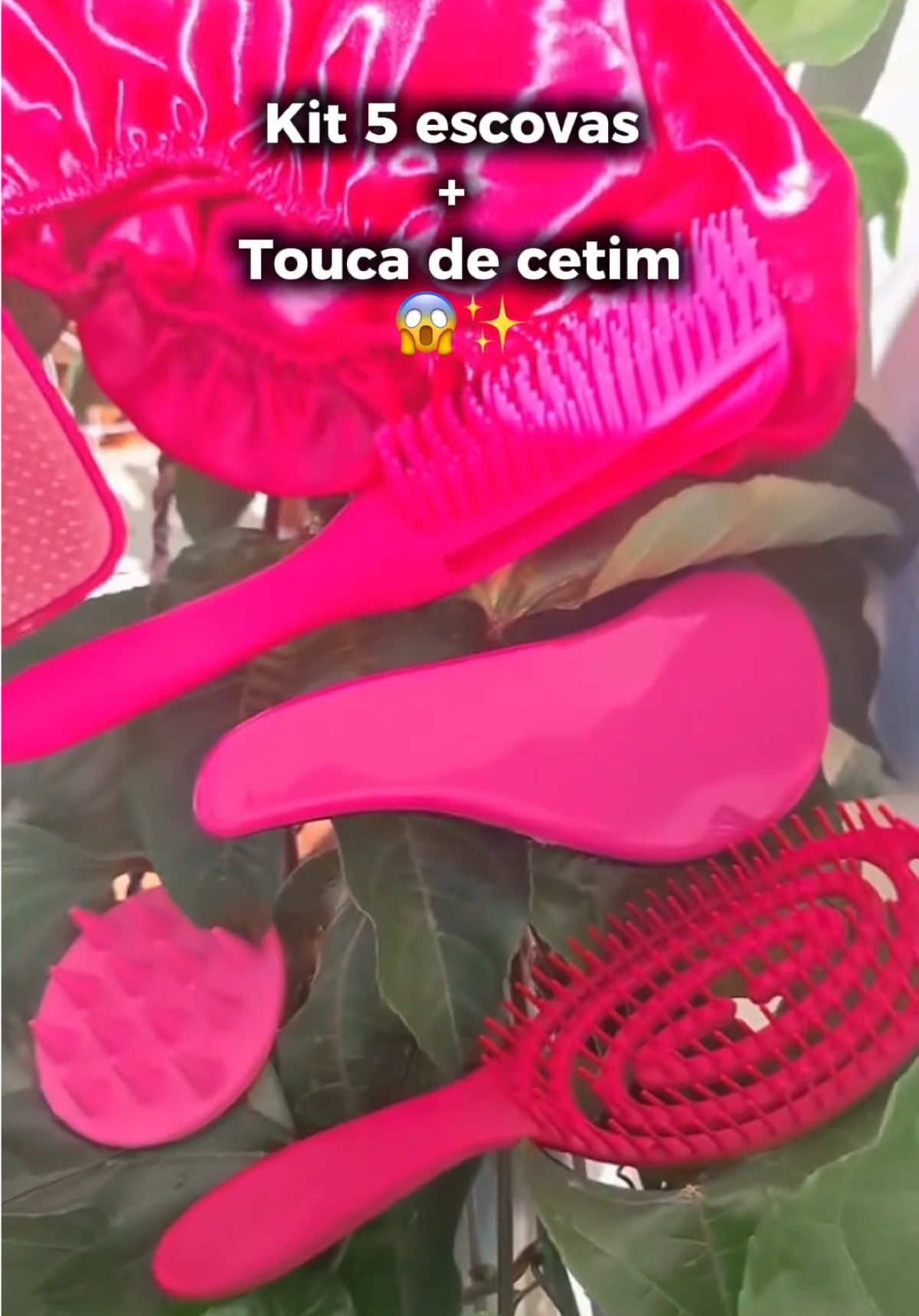 Tá… se teu cabelo tá armado, cheio de frizz e embaraçando fácil… É porque você ainda não tá usando isso aqui, tá? Esse kit tem 5 escovas + touca de cetim e mudou literalmente a forma que meu cabelo acorda todo dia. A touca sozinha já evita aquele aspecto de ‘acordei brigando com o travesseiro’, sabe? E a massageadora? Ela ativa o crescimento enquanto você toma banho. Vicia! Eu só vou falar uma coisa: Quem comprou tá voltando pra agradecer. Link tá aqui — garante o teu antes que suba o preço.”