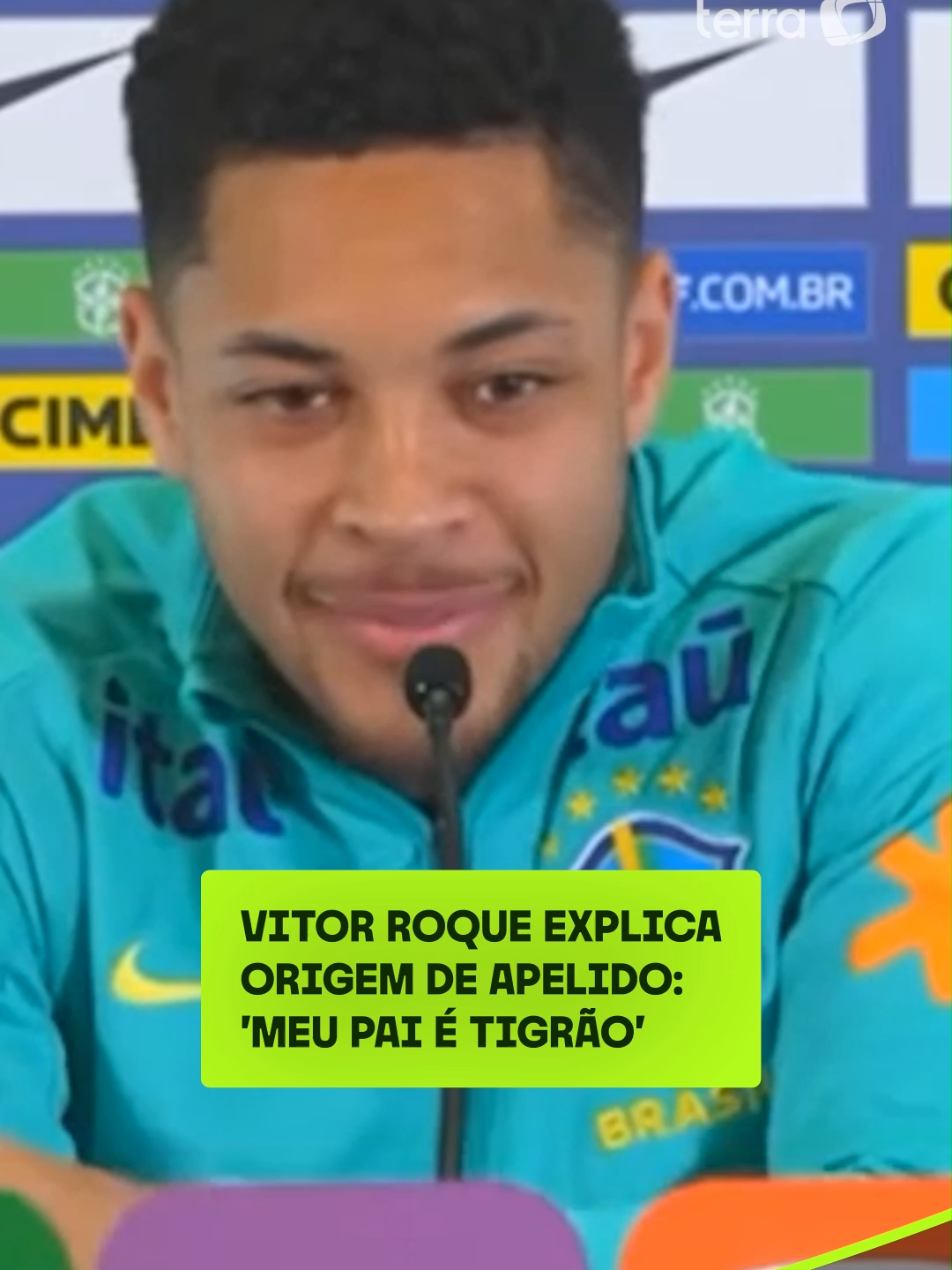 Atacante do Palmeiras disse, nesta quinta-feira, 13, que foi uma forma de homenagear o pai“Teve um jogo na época do Athletico, que eu fiz uma homenagem para minha mãe, em outro para minha irmã, e o meu pai perguntei: e a minha, não vai fazer não”, relembra. #terraesportes #seleçãobrasileira #vitorroque  Reprodução/CBF/Youtube