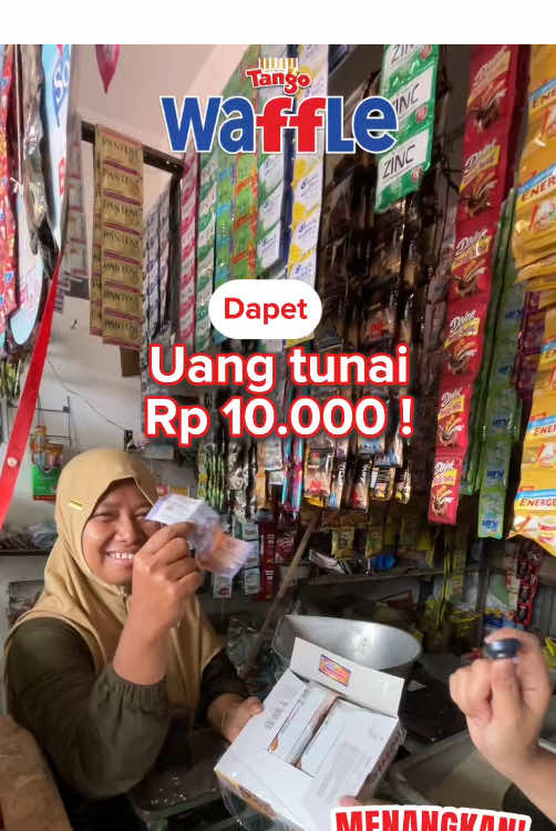 Bagi-bagi hadiah di sesi Grebek Pasar Bareng MinTang! Siapa aja yang beruntungg? 👀  Yuk beli Waffle Tango yang ada tulisan 
