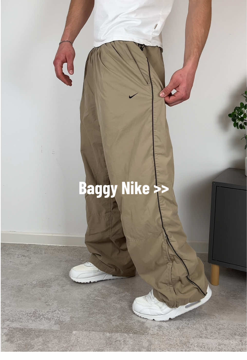 Neeeed them Baggy Nike😍… Over 250+ Jogger are Online. #baggy #vintage #nike #streetwear #jogger 