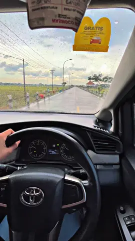 Udan + lagu + mlaku alon 😎#innovarebon#diesel#nyetirsendiri#2gd 