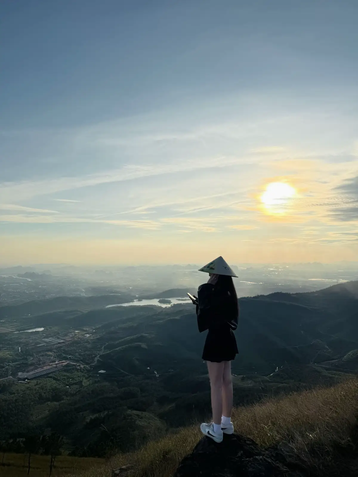 Khi ta yêu cuộc sống của mình, mọi thứ quanh ta trở nên tươi sáng hơn. Ta thấy niềm vui trong ta từng buổi sáng thấy cơ hội trong mỗi thử thách, và thấy hy vọng khi mọi thứ chưa hoàn hảo. Bởi khi ta sống với trái tim tích cực, cuộc đời sẽ mỉm cười lại với ta. #nuithanhdang #uongbi #leonui #viral #xh 