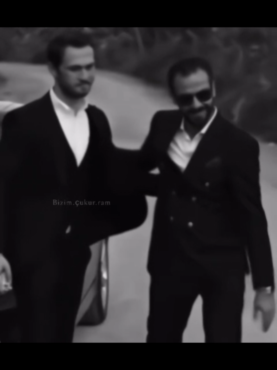 العالم بحانب وياماش بالجانب الآخر ❤️🔥 #turkişdrama🇹🇷 #الحفرة #yamaçkoçovalı #foryoupage #salihkoçovalı 