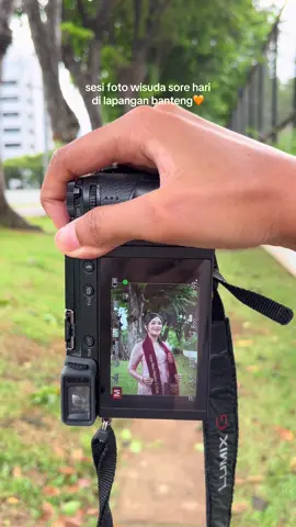 Spot foto wisuda favorit😆🩷 yang masih bingung nyari fotografer wisudaaa, you can hit me up🫶 for pricelist / booking availability, go check @salmonandsashimi on insta💌 #fotowisuda #fotograferwisuda #graduationphotoshoot #fotowisudaoutdoor #fotowisudajakarta 